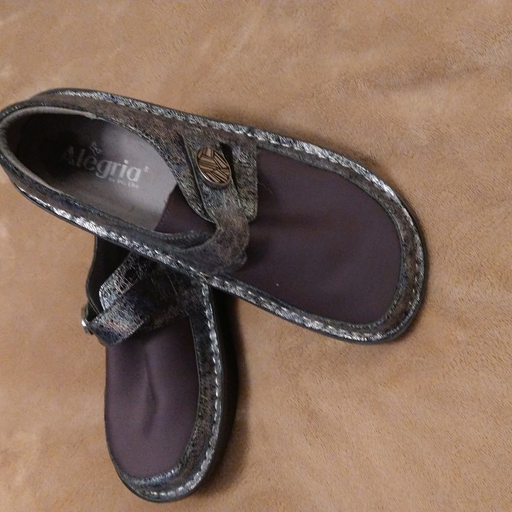 Low heel velcro shoes